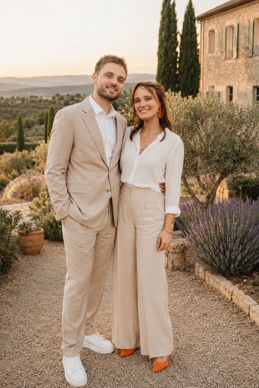 Mélaine et Théo, fondateurs de Trait d’Union Event, devant un mas provençal